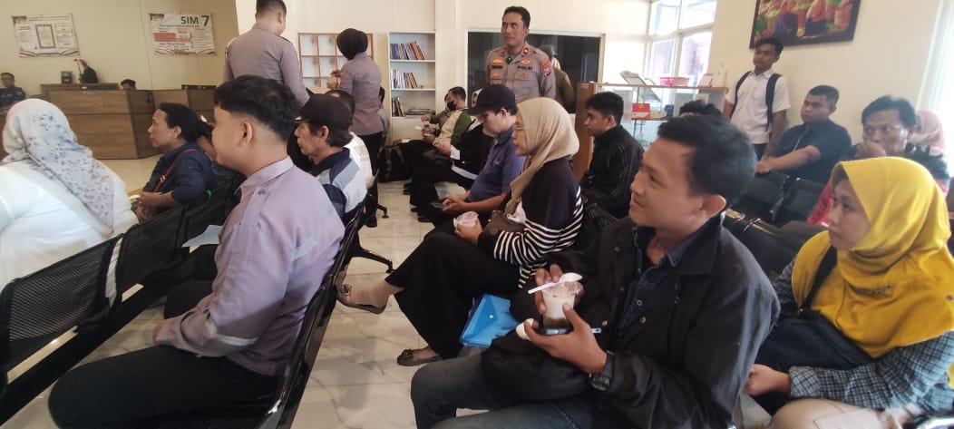MEMBLUDAK: Pemohon SKCK di SPKT Polres Mojokerto Kota membeludak menyusul kebijakan syarat SKCK untuk NIP PPPK paruh waktu.