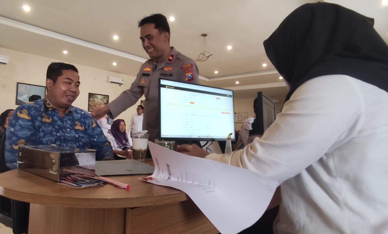 Satu pemohon SKCK tengah dilayani petugas di SPKT Polres Mojokerto Kota, Rabu (17/9).