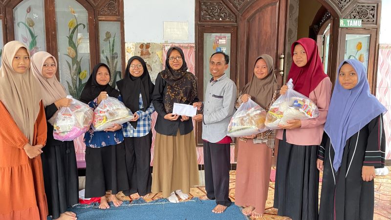 BENTUK PEDULI: Tim JPRM menyerahkan bantuan paket sembako dan uang tunai ke Lembaga Kesejahteraan Sosial Anak (LKSA) Abdulloh Latief, Rabu (17/9).