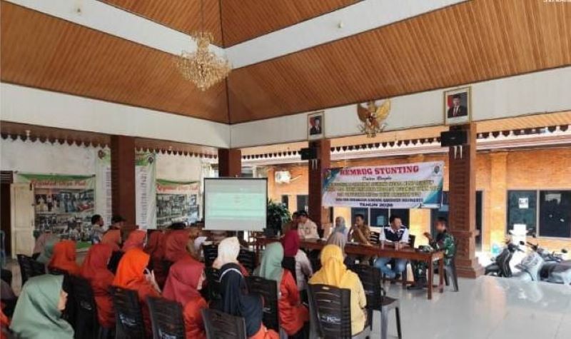 PEMBERDAYAAN: Musdes ketahanan pangan dan rembuk stunting berlangsung di Balai Desa Padi, Kecamatan Gondang, Senin (8/9).