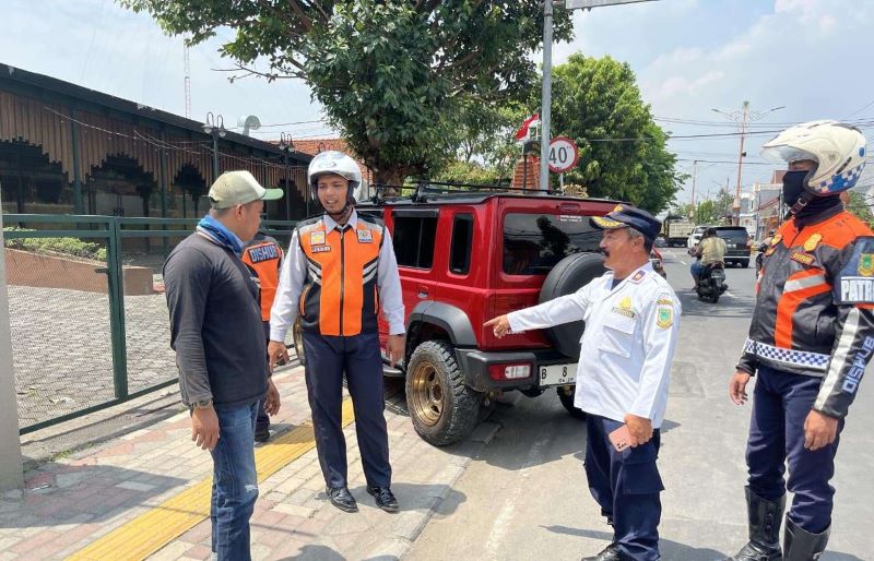TANGGAPI ADUAN: Petugas Dishub Kota Mojokerto mendatangi area parkir Kopi Kenangan di Jalan Gajah Mada, yang dikeluhkan masyarakat, kemarin (18/9).