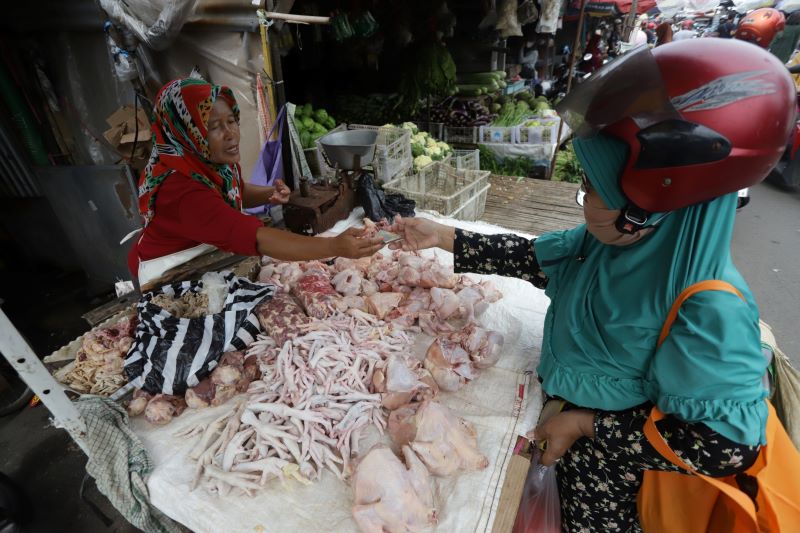 TERUS NAIK: Penjual daging ayam potong di Pasar Tanjung Anyar, Kota Mojokerto, sedang melayani pembeli, kemarin (18/9).