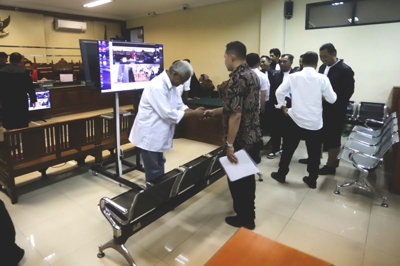 SIDANG PEMBUKTIAN: Terdakwa Nugroho alias Putut bersalaman dengan saksi Nara Nupiksaning Utama, Plt Kepala DPUPR-Perakim Kota Mojokerto selepas sidang pemeriksaan saksi di Pengadilan Tipikor Surabaya,