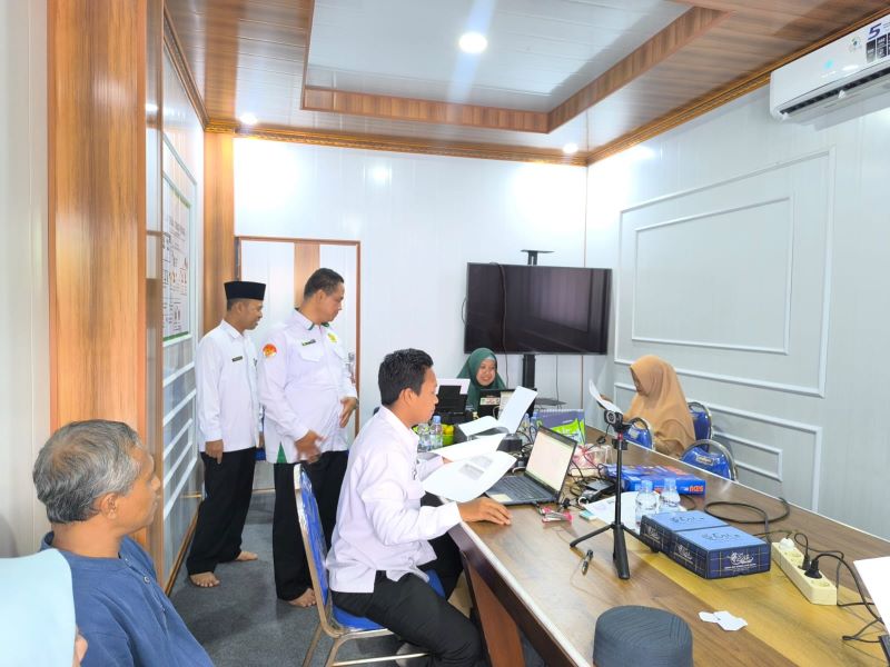 MASA TRANSISI: Ahli waris melakoni perekaman bioemetrik setelah mendapat pelimpahan porsi haji di kantor Kemenag Kabupaten Mojokerto, Rabu (17/9).