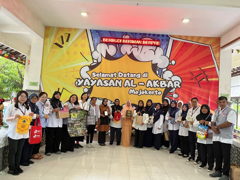 KAGUM: Komunitas pecinta alam asal Malaysia menjelajah berbagai sudut SDI Al-Akbar didampingi siswa ASCO.