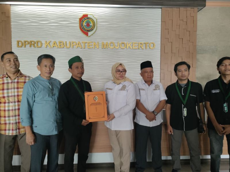 AUDIENSI: Puluhan mahasiswa tergabung dalam HMI Cabang Mojokerto gelar audiensi bersama pimpinan dewan dan Komisi IV, dan polres. Mereka menuntut perkuat pengawasan, kemarin (18/9).