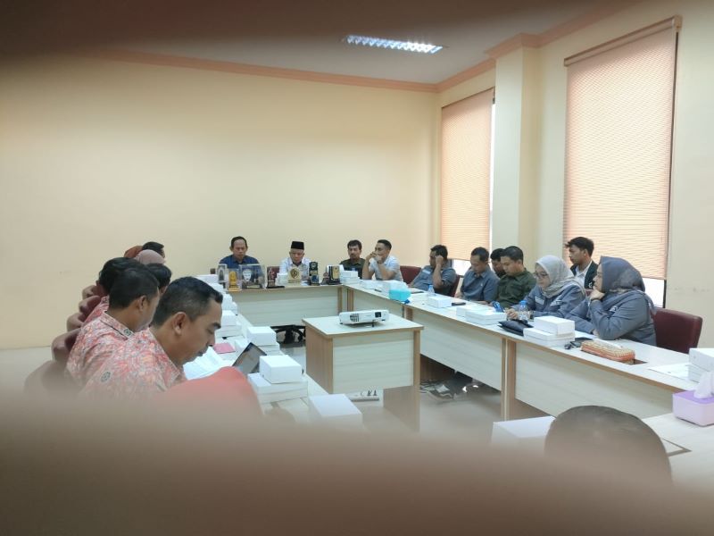 SATU SUARA: Komisi III DPRD Kabupaten Mojokerto dan DLH sepakat sanksi pembekuan izin berusaha kepada CV Sumber Arta di Desa Ketemasdungus, Kecamatan Puri akiba membuang limba B3 ke gorong-gorong.