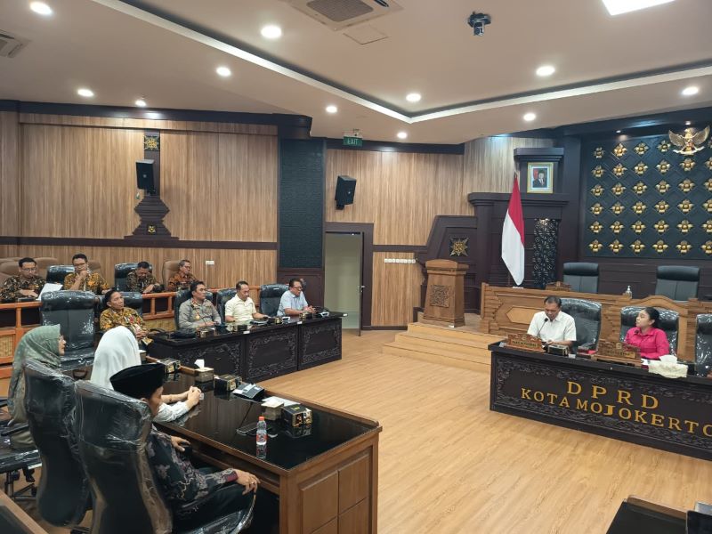 HEARING: Ketua DPRD Kota Mojokerto Ery Purwanti saat memimpin rapat dengar pendapat bersama Sekdakot Mojokerto dan OPD membahas terkait polemik pengadaan PPPK paruh waktu, kemarin (18/9).