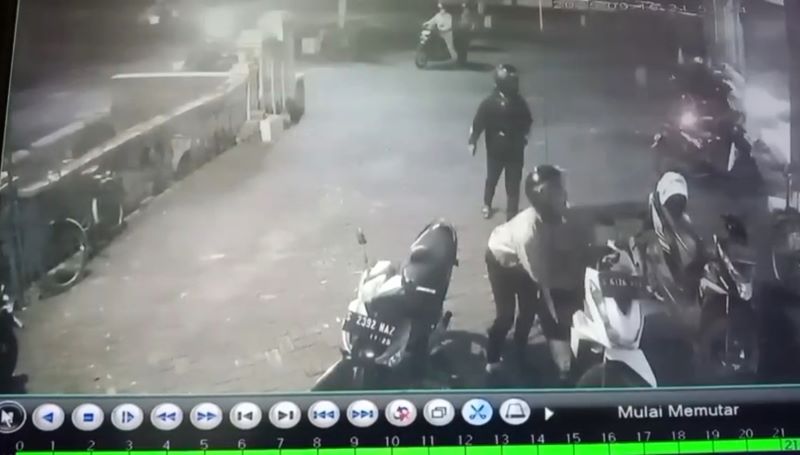 TERSOROT KAMERA: Komplotan maling menggasak motor jemaah Masjid Besar Baitul Muttaqqin di Desa/Kecamatan Kutorejo, saat salat Subuh, Rabu (17/9).