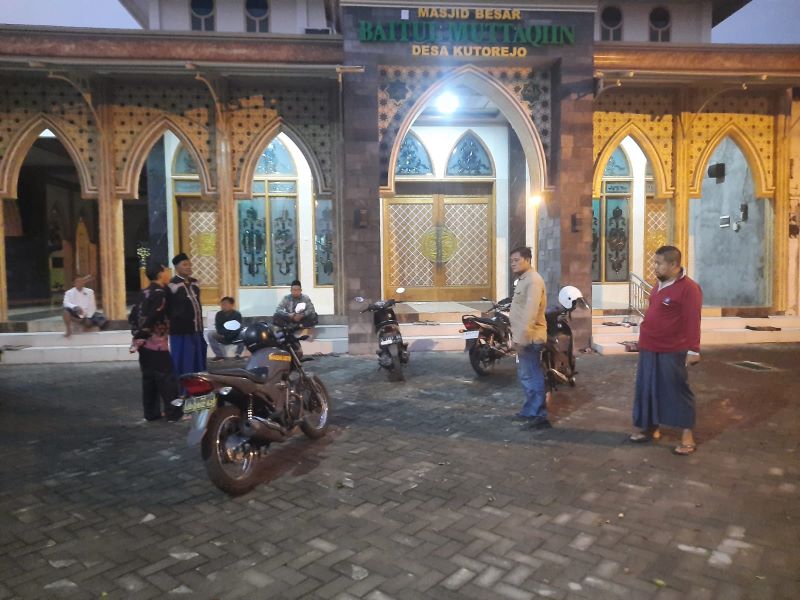 PENANGANAN: Petugas Polsek Kutorejo mendatangi Masjid Besar Baitul Muttaqqin setelah menerima laporan pencurian tiga motor jemaah, Rabu (17/9).