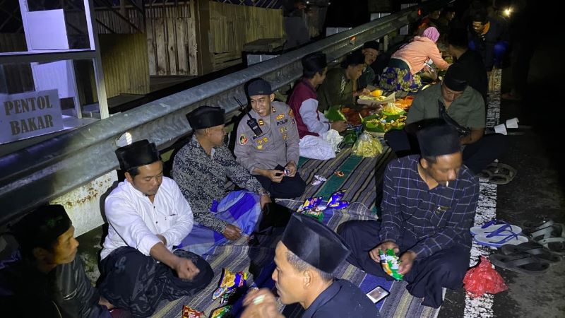 KIRIM DOA: Warga bersama petugas Polsek Pacet menggelar tahlil dan doa bersama di lokasi penemuan mayat korban mutilasi di jurang tepi jalur Pacet-Cangar, Senin (15/9) malam.