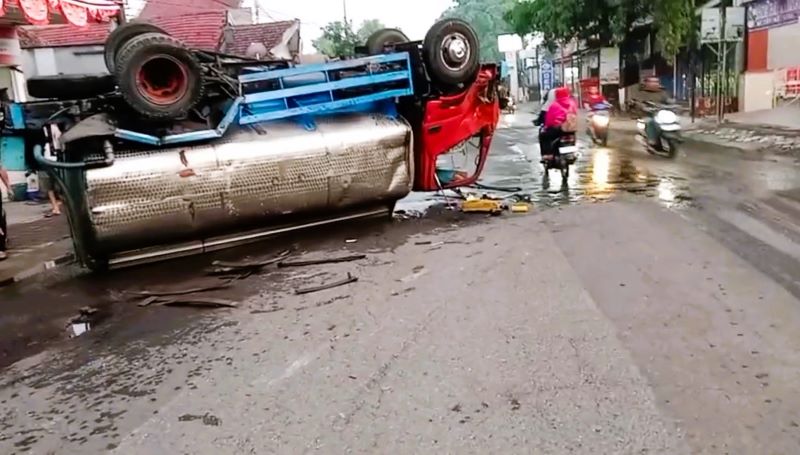 TERGULING: Truk tangki air terguling setelah alami kecelakaan tunggal di Jalan Raya Desa Pohkecik, Kecamatan Dlanggu, Rabu (17/9) pagi.