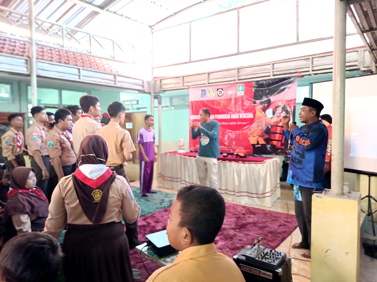 IKUT SIMULASI: Siswa SLBN Seduri diajari edukasi kebencanaan oleh tim FPRB Kabupaten Mojokerto, Jumat (19/9).