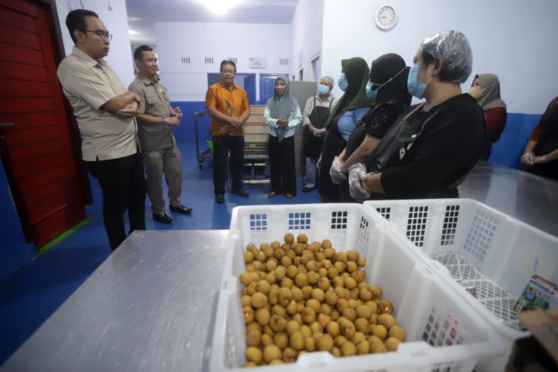 TINJAU PRODUKSI: Komisi III DPRD Kota Mojokerto saat sidak ke dapur SPPG di Lingkungan Tropodo, Kelurahan Meri, Kecamatan Kranggan, kemarin (19/9).