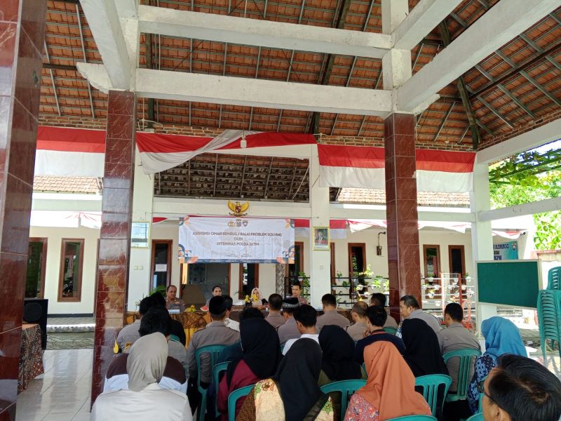 TERBENTUK: Pemdes Gebangmalang menerima kunjungan tim Polda Jatim untuk arahan mendirikan Omah Rembug, pekan lalu.
