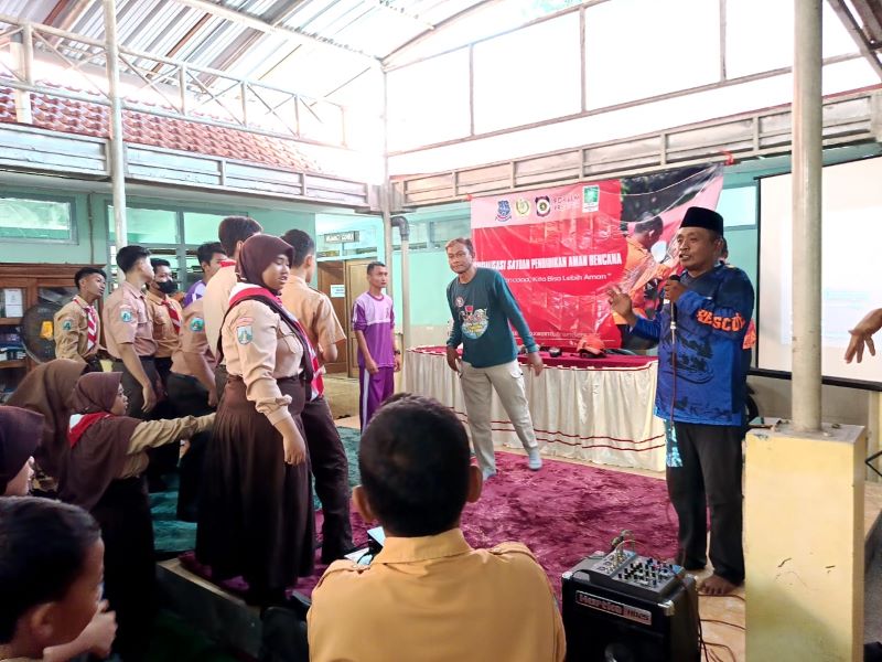IKUT SIMULASI: Siswa SLBN Seduri diajari edukasi kebencanaan oleh tim FPRB Kabupaten Mojokerto, Jumat (19/9).