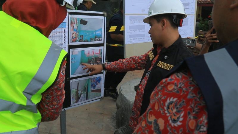 GERAK CEPAT: Bupati Mojokerto Muhammad Albarraa didampingi Kepala Dinas Pendidikan Ludfi Ariyono melakukan monitoring pembangunan sekolah di Kecamatan Dawarblandong, Kamis (18/9).