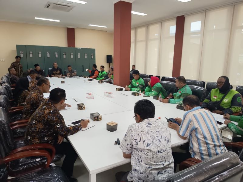 HEARING: Komisi II DPRD Kota Mojokerto menerima audiensi dari perwakilan pengemudi ojol yang menyampaikan aspirasi terkait tarif parkir, Kamis (18/9).