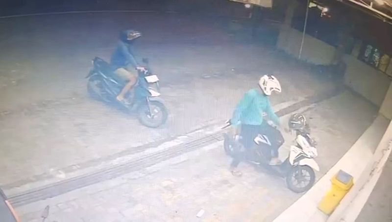 BERAKSI: Dua pelaku curanmor tersorot kamera pengawas saat menggasak motor karyawan minimarket di Desa Pacing, Kecamatan Bangsal, Jumat (19/9).
