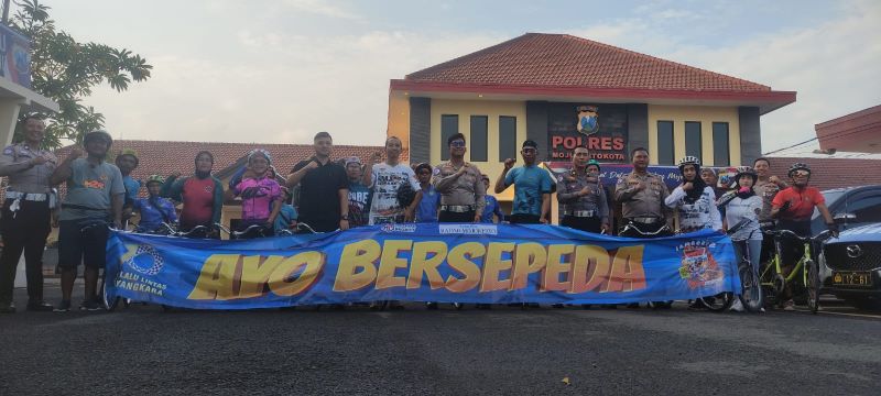 ASYIK BERSEPEDA: Kasatlantas Polres Mojokerto Kota AKP Galih Yasin Mubaroq memimpin rombongan gowes bersama sambil kampanyekan &rsquo;&rsquo;Ayo Bersepeda&rsquo;&rsquo; keliling Kota Mojokerto, Sabtu (20/9).