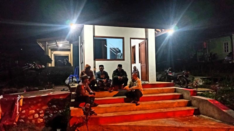 JAGA LINGKUNGAN: Petugas Polsek Pacet bersama warga melakukan satkamling di Dusun Pacet Selatan, Desa/Kecamatan Pacet.