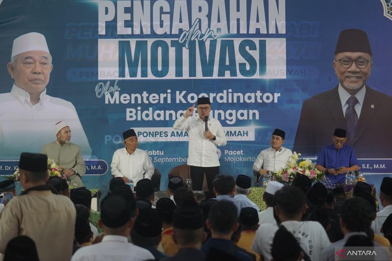 Menteri Koordinator Bidang Pangan Zulkifli Hasan memberikan kuliah umum kepada para santri Pondok Pesantren Amanatul Ummah dan lulusan Universitas KH Abdul Chalim di Pacet, Mojokerto, Jatim.