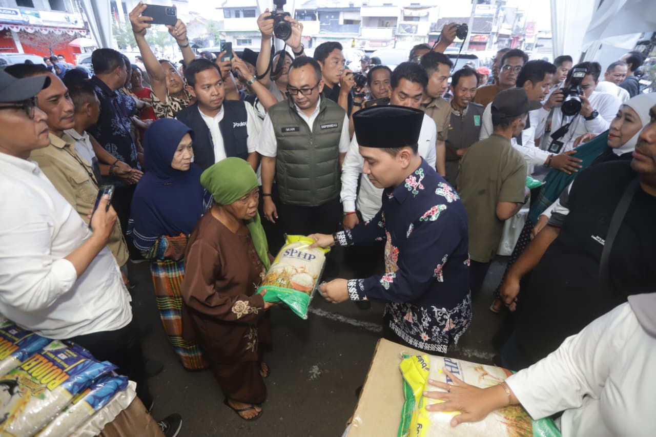 Bupati Mojokerto Muhammad Albarra menyalurkan beras murah didampingi pimpinan Bulog Mojokerto di bundaran Pacet, Minggu (21/9).