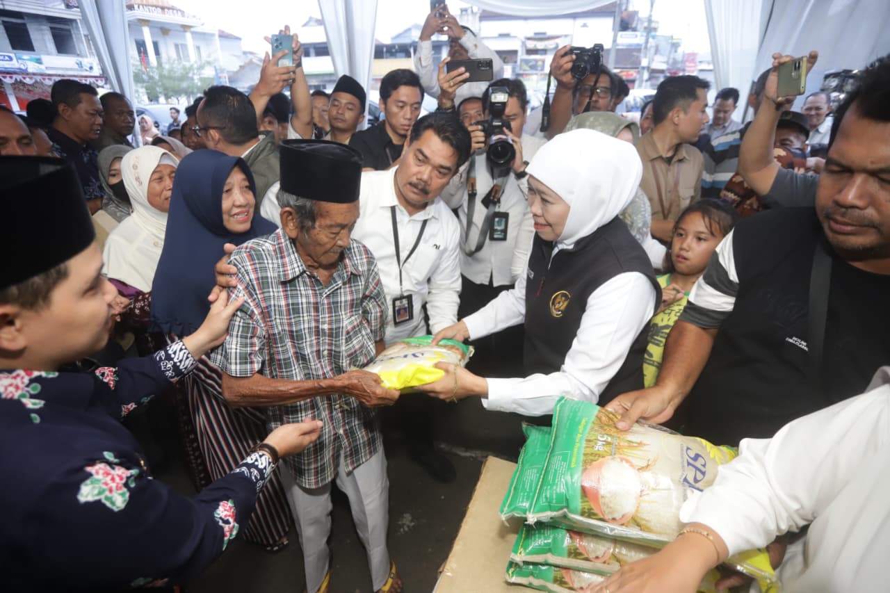 Gubernur Jatim Khofifah Indar Parawansa menyalurkan beras murah kepada masyarakat kurang mampu di Bundaran Pacet, Mojokerto, Minggu (21/9).