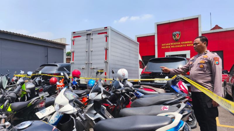 DISITA: Polisi menunjukkan barang bukti motor yang diangkut ke Mapolres Mojokerto Kota dari arena judi sabung ayam di Desa Sidoharjo, Kecamatan Gedeg, Kabupaten Mojokerto, kemarin (22/9).