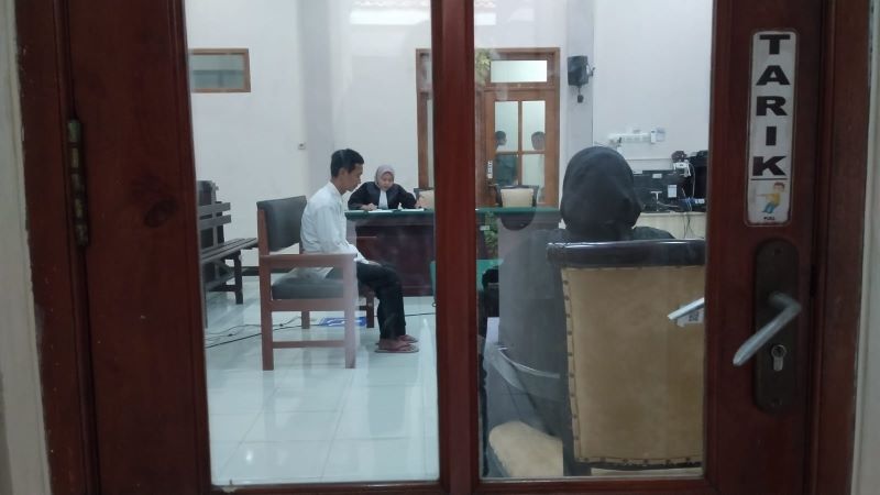 PERSIDANGAN: Terdakwa Ahmad Fathoni menjalani persidangan di Pengadilan Negeri Mojokerto, beberapa waktu lalu.