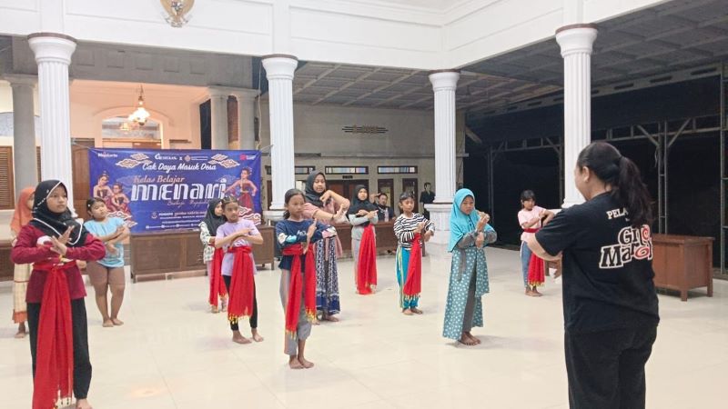 RAWAT KEBUDAYAAN: Anak di Desa Gemekan, Kecamatan Sooko, mengikuti pelatihan tari bedoyo sebagai upaya pelestarian tradisi.