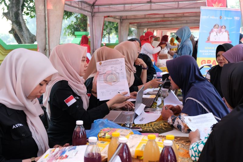BERI KEMUDAHAN: Bupati Muhammad Albarraa memantau langsung pelayanan publik di kantor Bapenda Kabupaten Mojokerto.