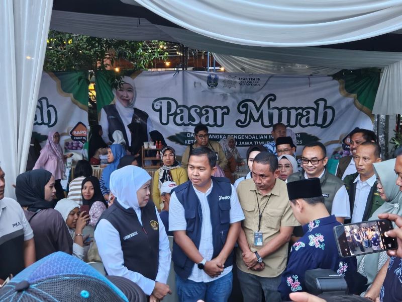 KOLABORASI: Pincab Perum BULOG Kancab Mojokerto Muhammad Husin, mendampingi Gubernur Jatim Khofifah Indar Parawansa dan Bupati Mojokerto Muhammad Albarraa salurkan beras SPHP pada pasar murah.