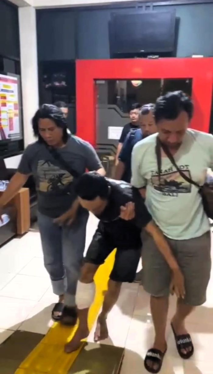 DIRINGKUS: Tersangka digiring Tim Jatanras ke Mapolres Mojokerto usai diringkus di persembunyiannya, Sabtu (20/9) lalu.