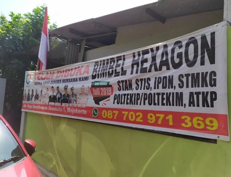 JADI POLEMIK: Kantor Bimbel Hexagon semasa masih beroperasi. Kini, tempat les privat di Jalan Surodinawan Grand Site 1, Kelurahan Surodinawan, Kecamatan Prajurit Kulon, itu sudah tutup.