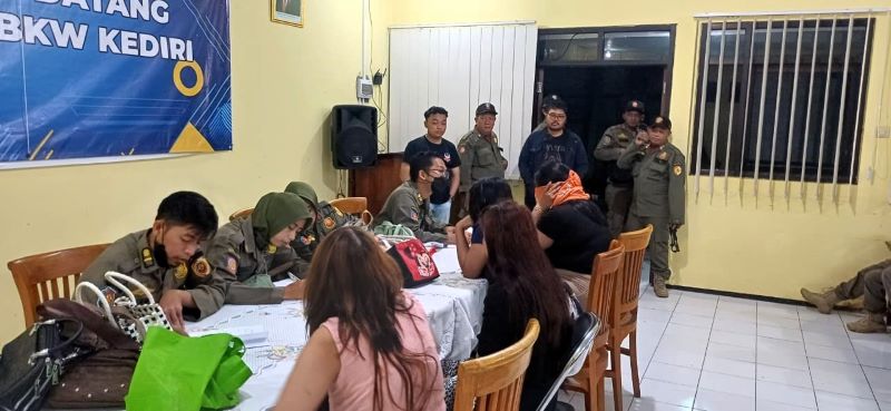 DIAMANKAN: Belasan PSK digiring petugas Satpol PP Kabupaten Mojokerto UPT Rehabilitasi Sosial Bina Karya Wanita Kediri usai terjaring razia, Sabtu (20/9).