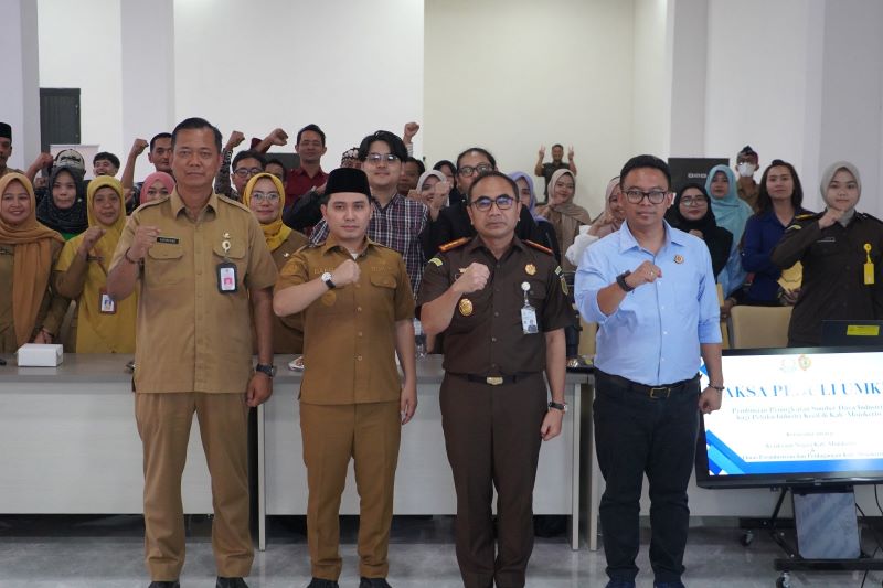 DUKUNGAN NYATA: Bupati Muhammad Albarraa bersama Kajari Endang Tirtana, dan didampingi Kepala Disperindag Noerhono, memberikan pelatihan digital marketing para IKM/UMKM di aula kantor kejari Kabupaten