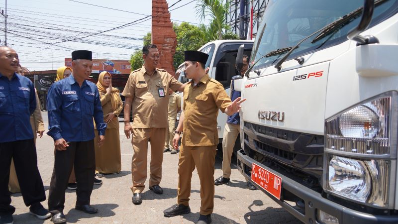 PENGECEKAN: Bupati Muhammad Albarraa didampingi Kepala Disperindag Kabupaten Mojokerto Noerhono mengecek kendaraan opersional dan perlengkapan alat ukur takar timbang di kantor disperindag, Selasa.