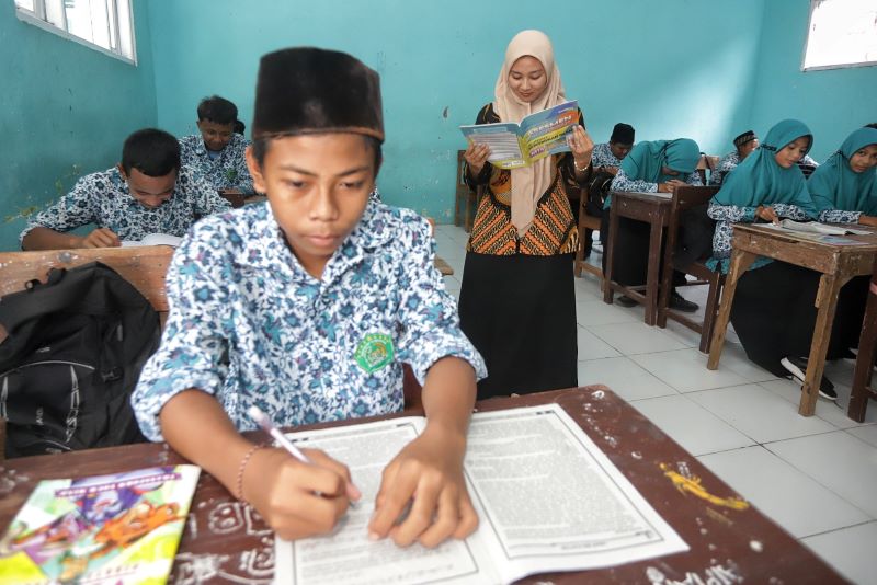 KABAR BAIK: Seorang pendidik di lingkungan madrasah dalam suatu pembelajaran. Guru PAI di lingkup Kemenag Mojokerto bakal mendapatkan kucuran tunjangan profesi guru dalam waktu dekat.