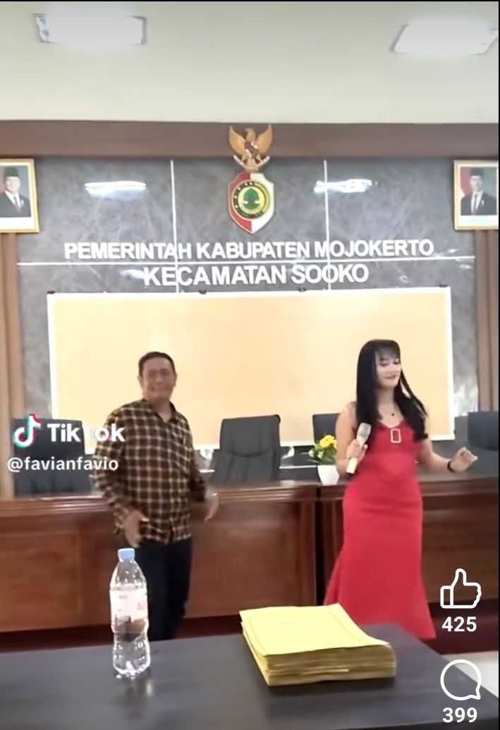 VIRAL MEDSOS: Potongan layar dari tayangan video seorang kades berjoget dengan biduan di aula kantor Kecamatan Sooko, Kabupaten Mojokerto. Video tersebut viral di media sosial dan menuai sorotan