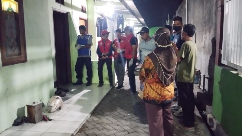 NAHAS: Proses evakuasi jasad penghuni kos di Dusun/Desa Perning, Kecamatan Jetis, Selasa (23/9) malam.