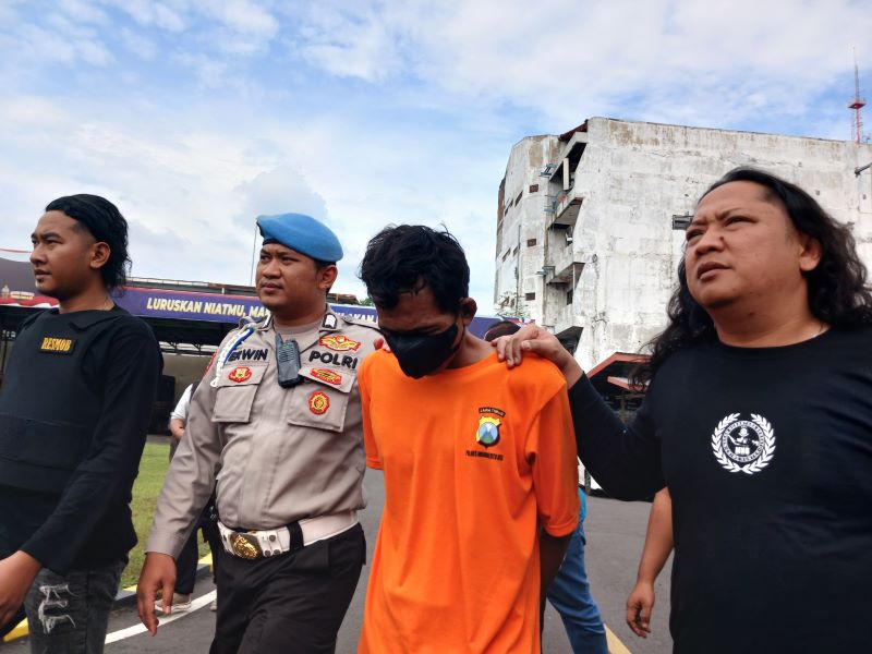 SPESIALIS: Suparno, tersangka perampokan dan penganiayaan wanita open BO dikeler di Mapolres Mojokerto Kota, 27 Mei lalu.