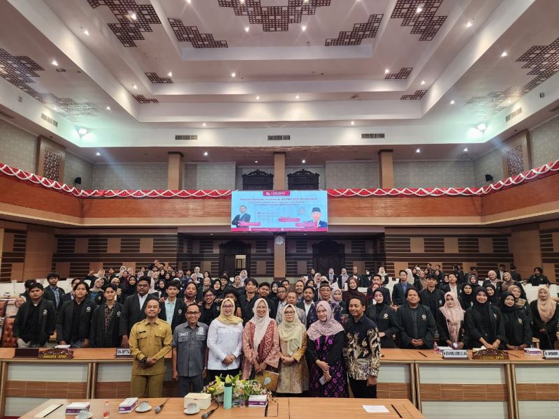 KOLABORASI: Ketua DPRD Kabupaten Mojokerto Ayni Zuroh didampingi sejumlah anggota DPRD menyambut dosen dan mahasiswa UINSA Surabaya dalam Sekolah Parlemen di kantor DPRD, Selasa, (23/9).
