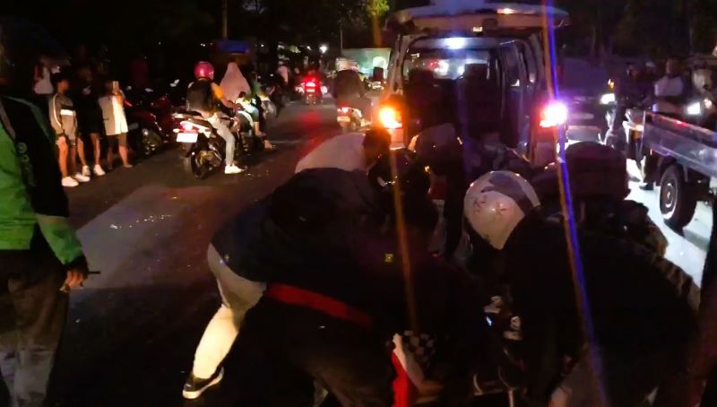 NAHAS: Korban tergeletak di tengah ruas Jalan Raya Gajah Mada, Desa Jotangan, Kecamatan Mojosari, usai dihantam truk dari belakang, Selasa (23/9) petang.