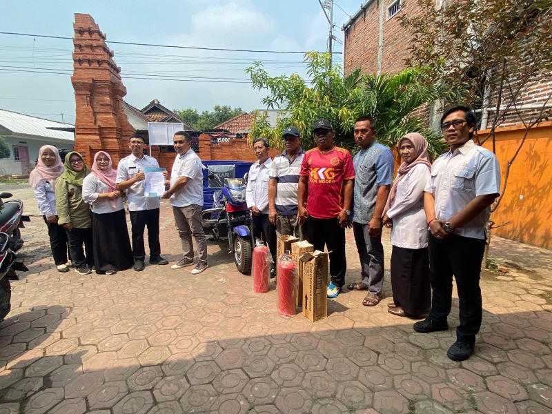 BANTU PELAYANAN: Serah terima bantuan motor sampah tiga roda dan apar dari Pemkab Mojokerto di Balai Desa Ngoro, Kecamatan Ngoro, Rabu (24/9).