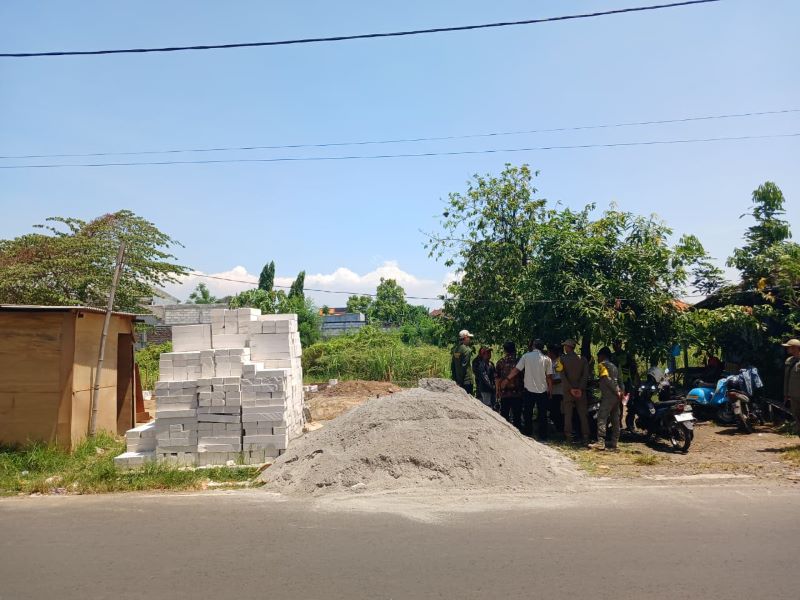 MASALAH IZIN: Petugas Satpol PP Kota Mojokerto mendatangi proyek bangunan di Jalan Ketidur, Kelurahan Surodinawan atau di depan SMK PGRI, kemarin (25/9).