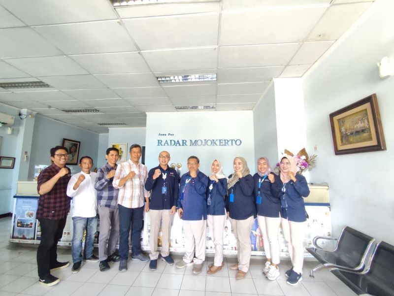 GAYENG DAN HANGAT: Manajemen RS Gatoel berdiskusi dengan Direktur Jawa Pos Radar Mojokerto M. Nur Kholis dan kru di aula Jawa Pos Radar Mojokerto, kemarin (25/9).