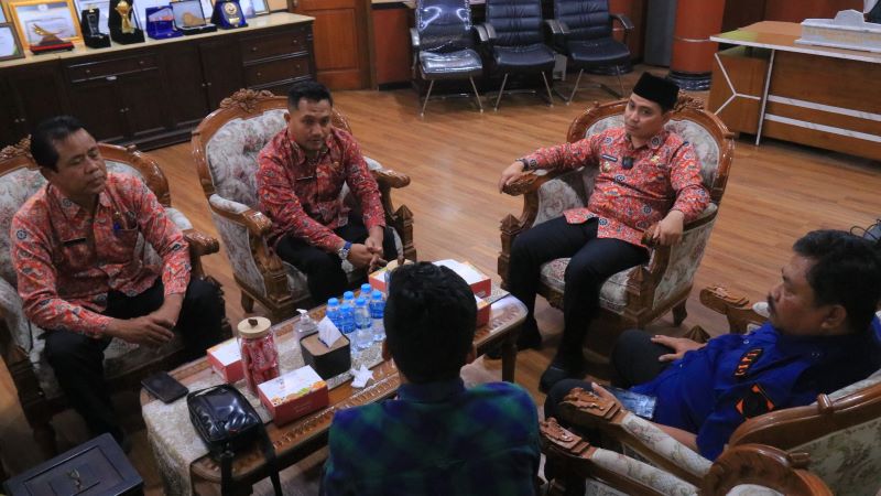 SAMBUT POSITIF: Bupati Mojokerto Muhammad Albarraa memberi keterangan pers terkait kegiatan nasional bulan PRB 2025 yang digelar di Bumi majapahit pada 1-3 Oktober 2025.
