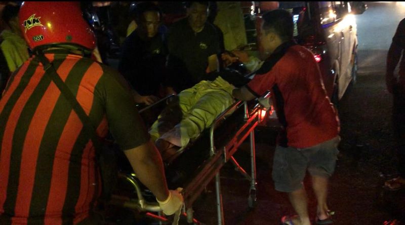 DIEVAKUASI: Pemotor korban kecelakaan di Jalan Pemuda, Desa Randubango, Kecamatan Mojosari, Senin (22/9) malam, dilarikan petugas ke rumah sakit.