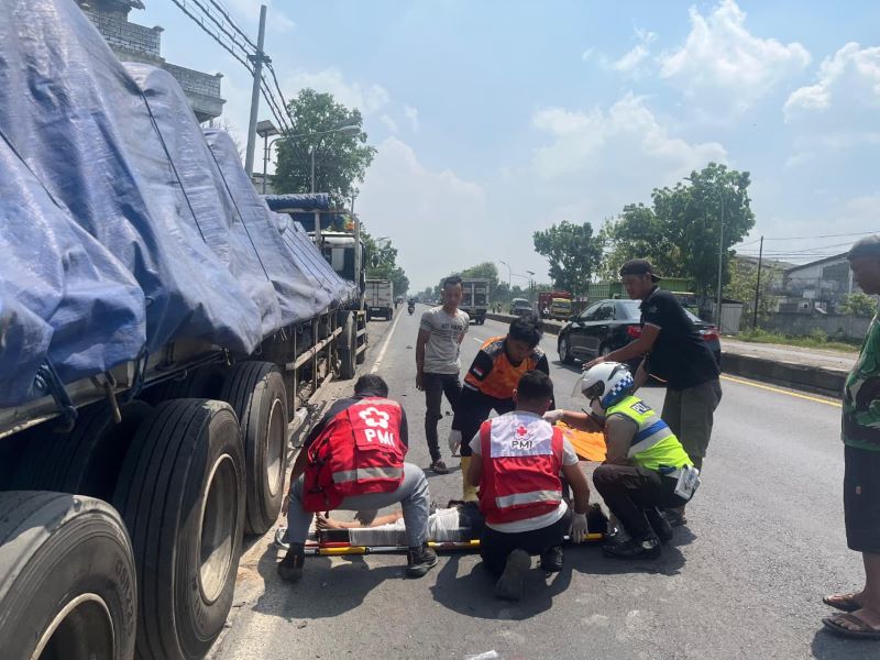 DIEVAKUASI: Kedua korban dilarikan anggota PMI Kabupaten Mojokerto ke rumah sakit setelah terlibat kecelakaan di Jalan Raya Bypass, Desa Jampirogo, Kecamatan Sooko, kemarin (25/9).